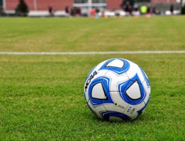 Βραζιλία: Τραυματιοφορείς με αμαξίδιο μπήκαν να βοηθήσουν τραυματισμένο ποδοσφαιριστή και του πάτησαν το πόδι (βίντεο)